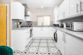 Cozy 3-bed house ideal for families and contractors with Netflix 7 miles for Birmingham City Centre